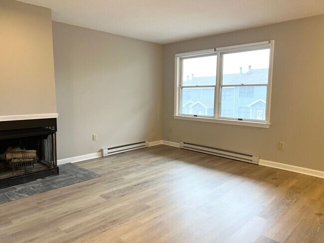 Building Photo - Rarely available Lake Vista Townhouse - en...