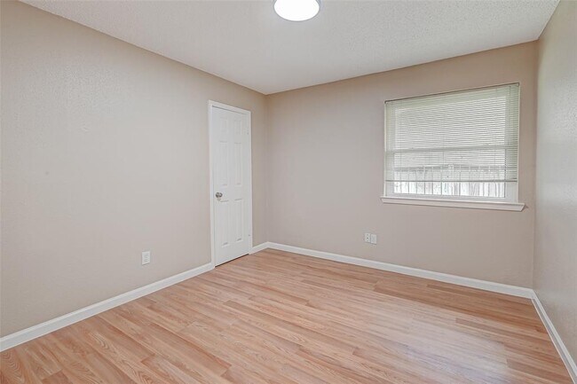 Building Photo - 2302 Brook View Ln