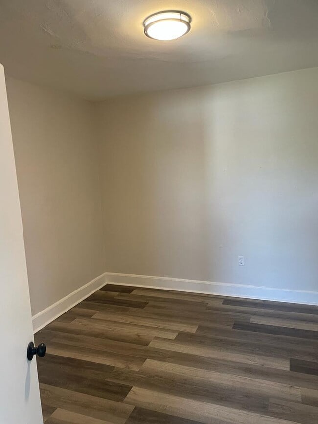 Building Photo - 1411 E Main St