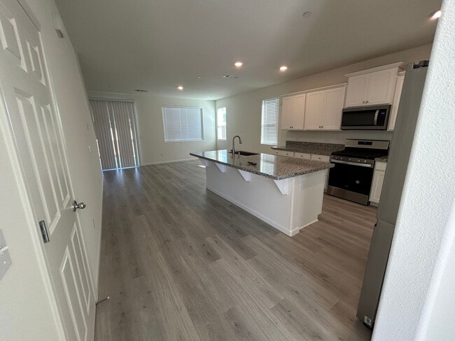 Building Photo - Beautiful Newer 4 Bedroom Home in Aspen-Sequoia Trails with Solar!