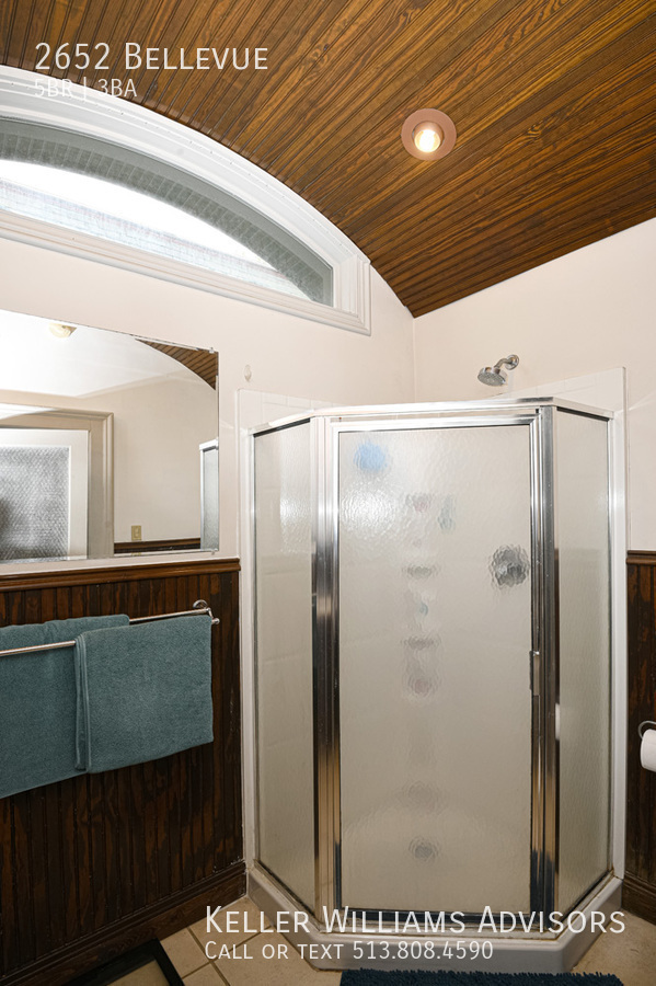 Building Photo - 2652 Bellevue-