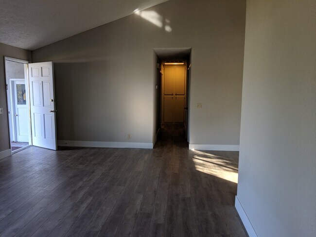 Building Photo - Remodeled 4 Bed 2 Bath Beauty in Vintage H...