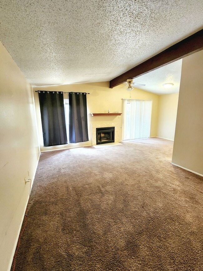 Building Photo - Affordable duplex in convenient location!