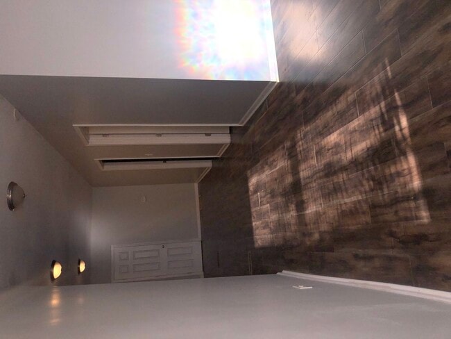 Building Photo - 1014 W 19th St