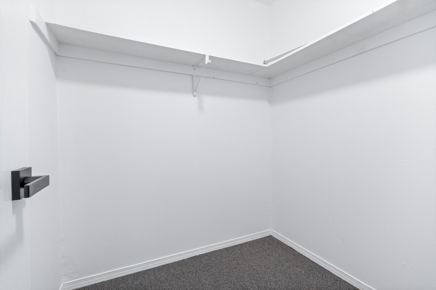 Building Photo - 950 W Eagle St