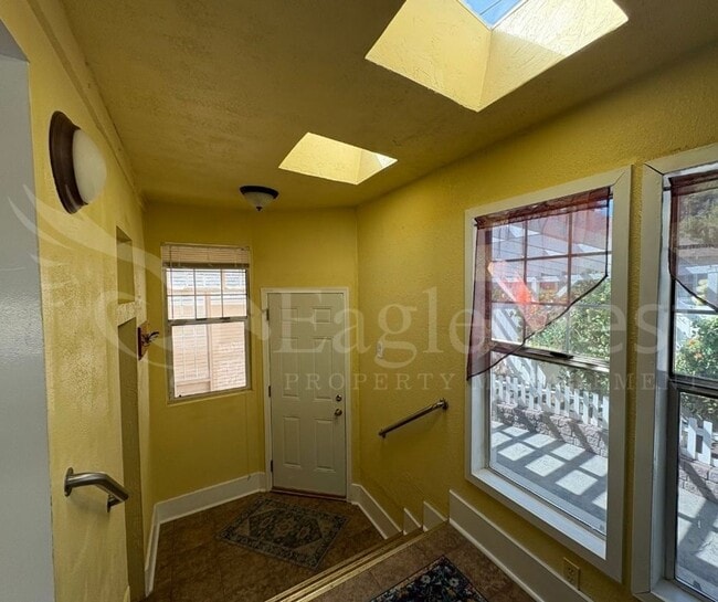 Building Photo - 515 Newell St