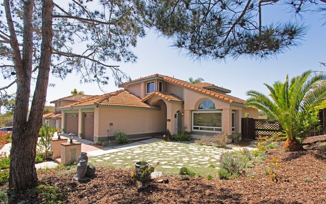 Building Photo - Gorgeous 4 Bedroom, 3 bathroom Home with private Pool!