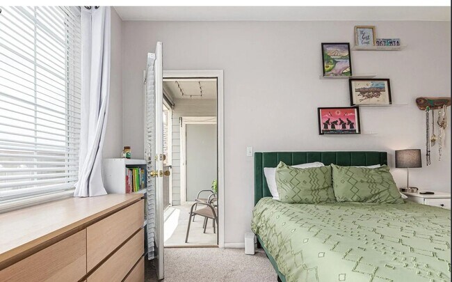 Building Photo - Bright, Spacious & Move-In Ready Penthouse Living in Littleton!  Available Now