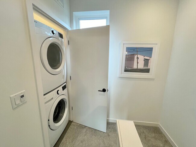 Building Photo - 4-Star Green Built 3-bed, 2 bath Modern Townhome with Views!