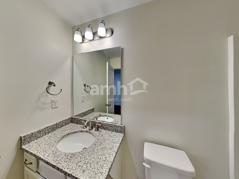 Building Photo - 4911 Trayton Ave