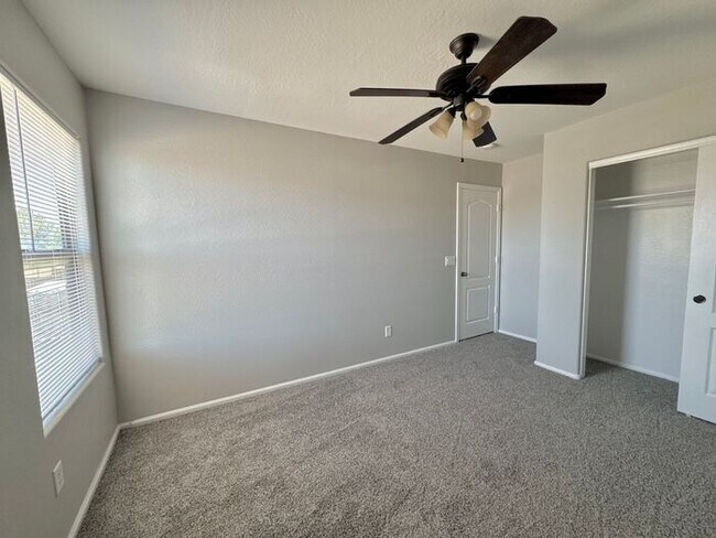 Building Photo - Stunning 4Bedrooms/2.5 Bath Home!