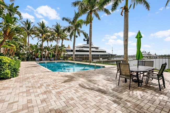 Building Photo - 3960 N Flagler Dr