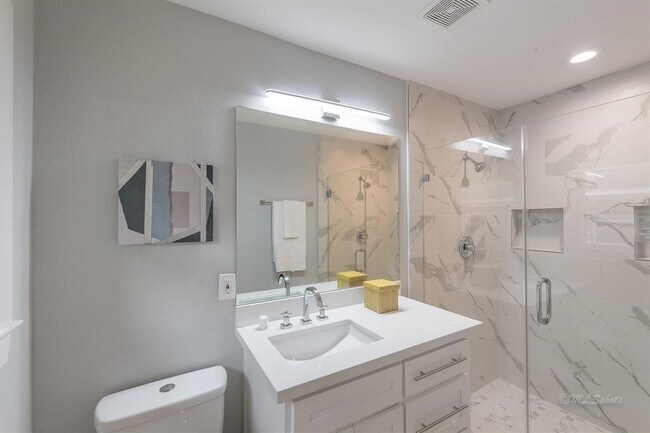 Building Photo - 10058 Larston St