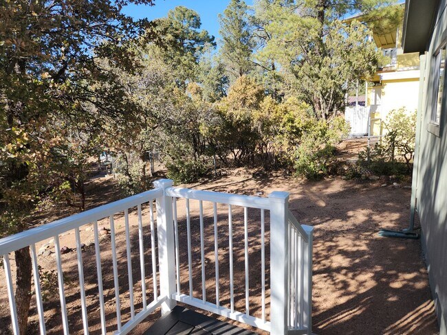 Building Photo - 2 Bed / 1 Bath with Oversized single car garage