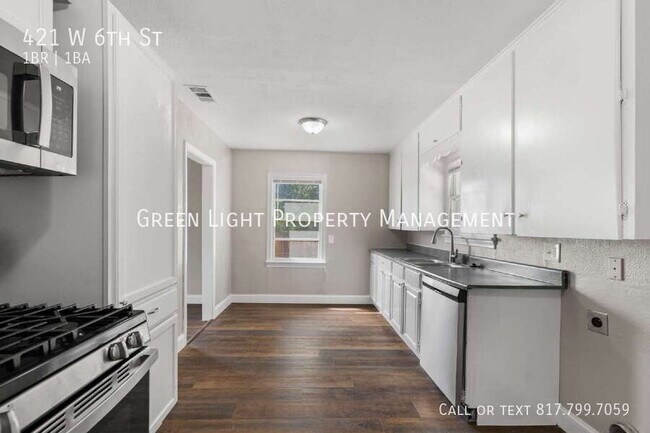 Building Photo - 421 W 6th St
