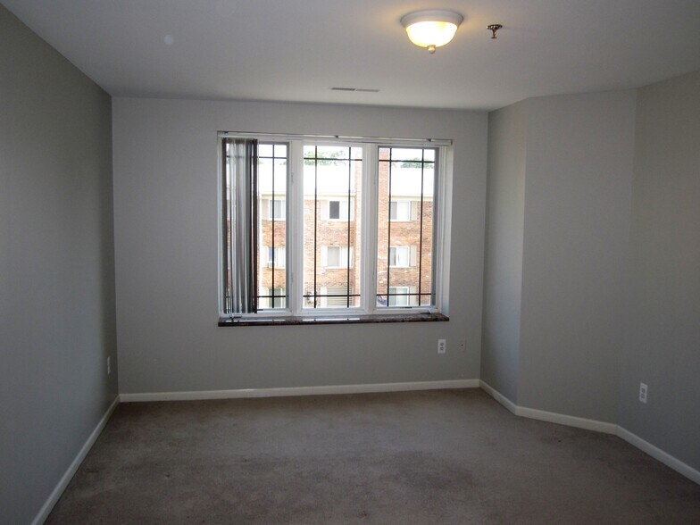 Building Photo - 614 E 11 Mile Rd