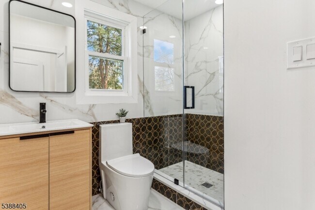 Building Photo - 648 E Broad St