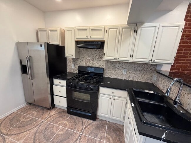 Building Photo - 3 Bedroom House