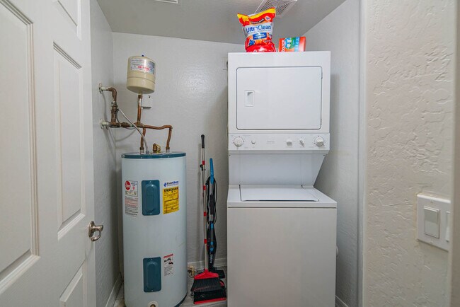 Building Photo - 1275 E University Dr