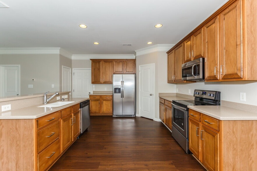 Building Photo - 5721 Verrazano Dr