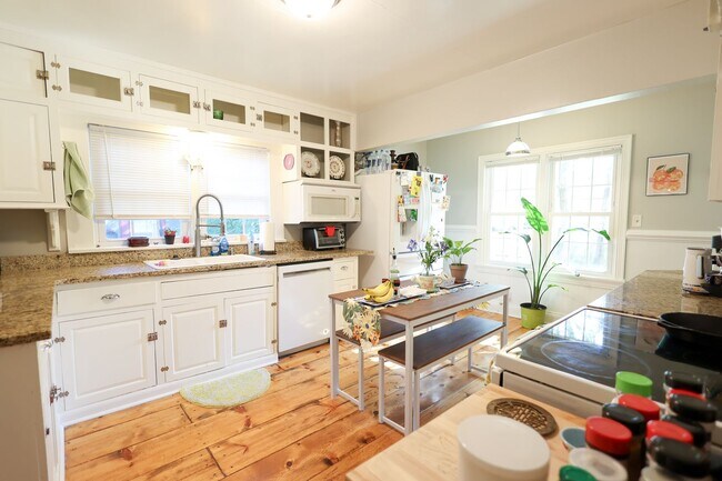 Building Photo - Beautifully Updated 4 bed house w/ fully fenced in yard **