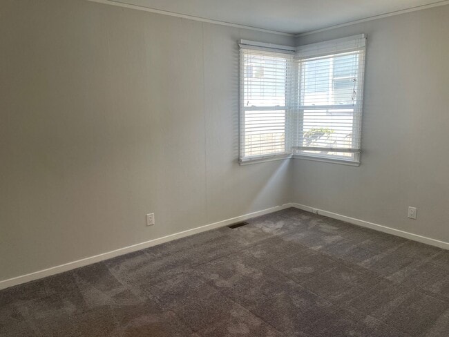 Building Photo - Welcome Home to 5 bedrooms 3 baths!