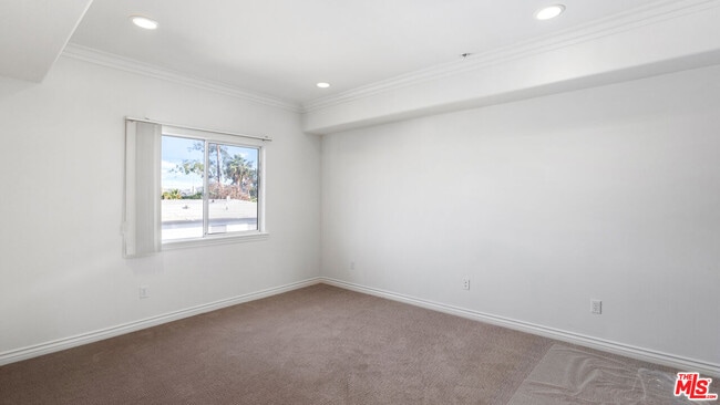 Building Photo - 3328 Oakhurst Ave