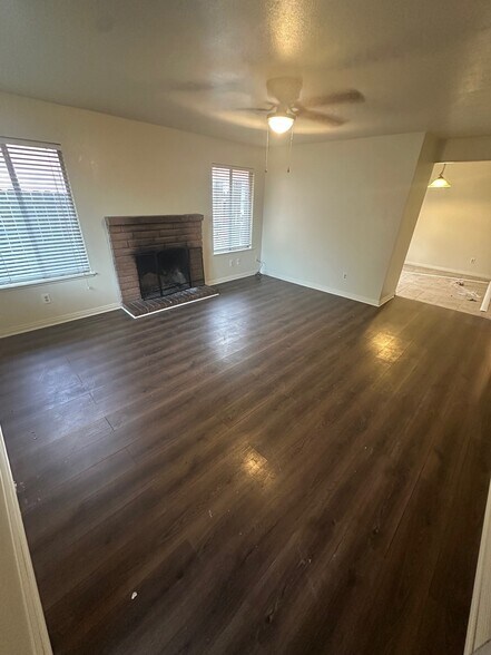 Building Photo - 2740 Mendonca Dr