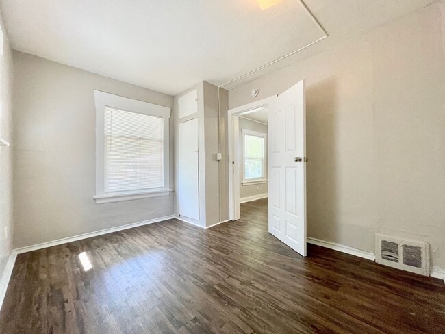 Building Photo - 901 Emerson Ave