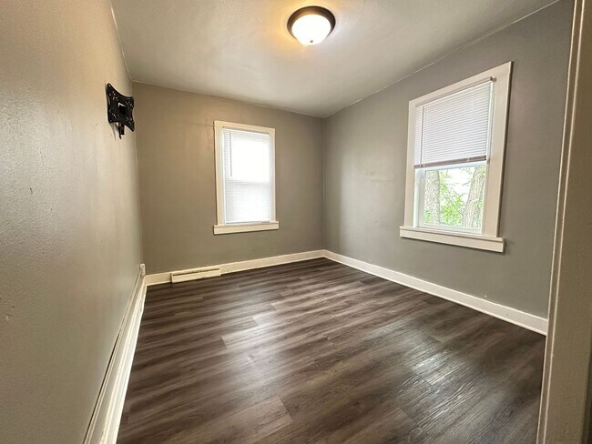 Building Photo - 3 Bedroom House $800 AC, Laundry, off stre...