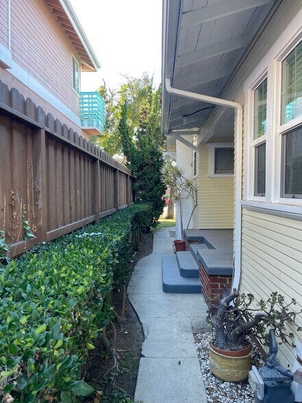 Building Photo - 508 S Catalina Ave