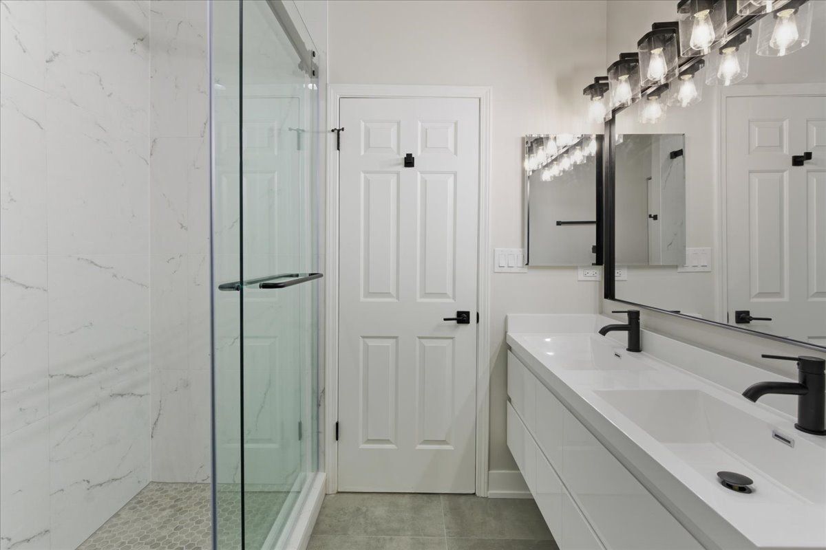 Building Photo - 839 W 14th Pl