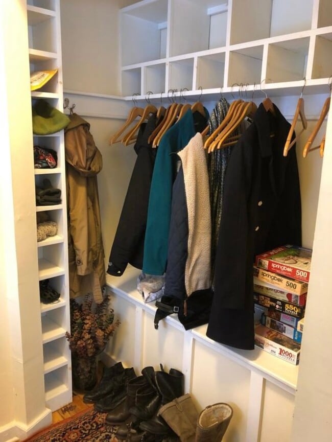Foyer with built in shelving and bench - 23 Savoy St