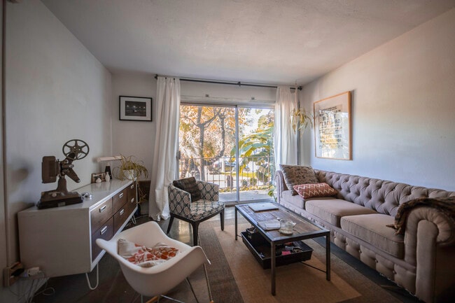 Building Photo - 256 S La Fayette Park Pl