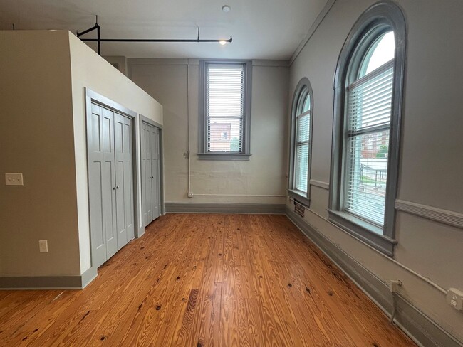 Building Photo - Large Downtown Studio Loft - Parking Inclu...