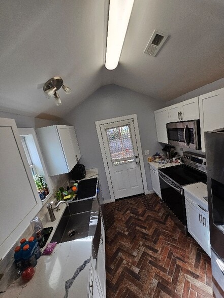 Building Photo - 2104 Razorback Ln