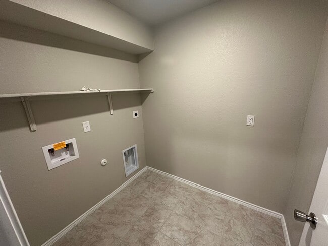 Building Photo - AVAILABLE NOW!