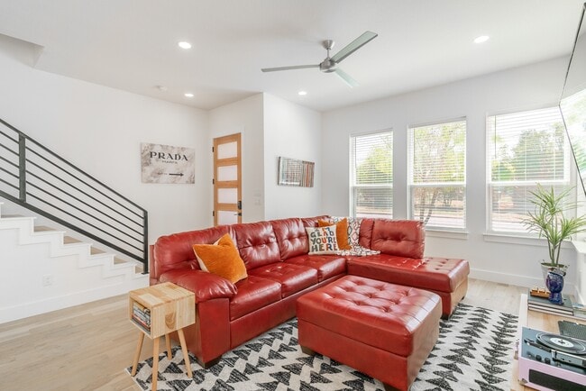 Building Photo - 719 Eleanor Ave