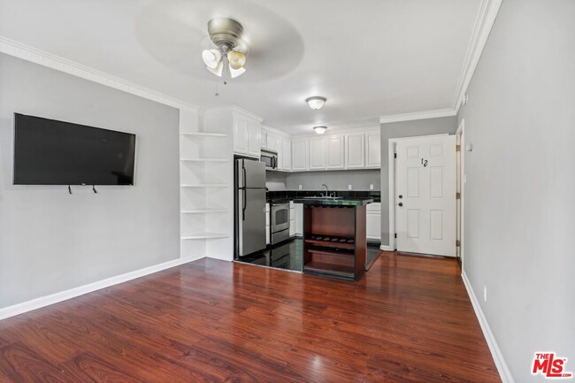 Building Photo - 6226 3/4-6224 De Longpre Ave