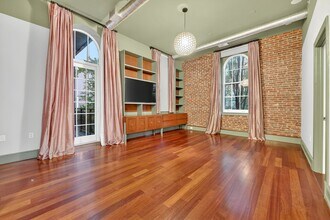 Building Photo - 1/2 off one month’s rent with a lease star...