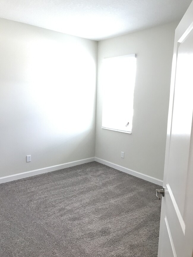 Building Photo - Just Listed! Newer 4/3 Home at The Oaks in...