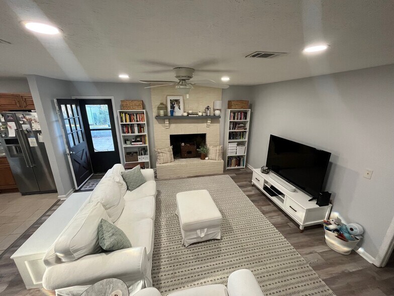 Living - 406 Wittel Ave