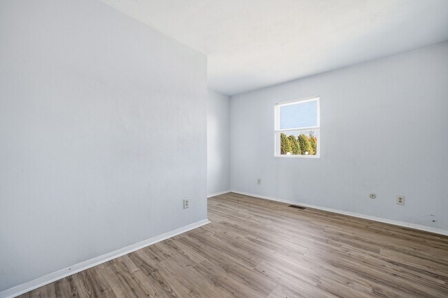 Building Photo - OPEN HOUSE SATURDAY THE 20TH 1PM-3PM! Three-bedroom, two-and-a-half bathrooms in Pembroke Meadows!