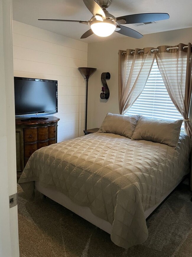 Building Photo - Pet Friendly Home in Desirable Neighborhood!