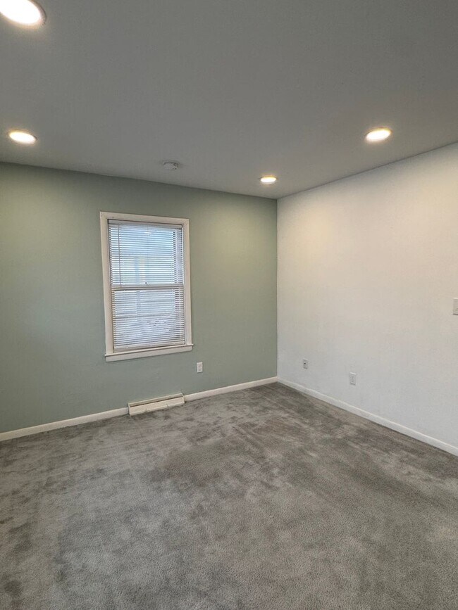 Building Photo - 1450 Marlborough Dr