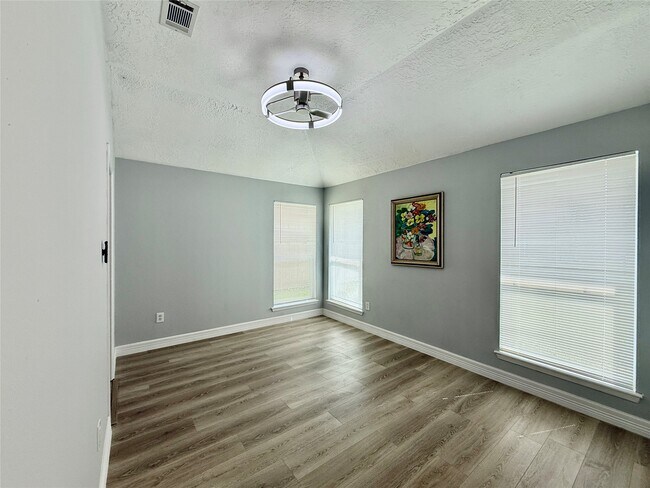 Building Photo - 10722 Sashay Dr