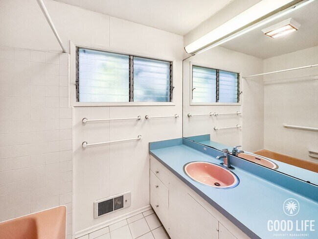 Building Photo - Beautiful 3BD/2BA W/ Private Pool, Garage, and A/C in Ocean Beach!