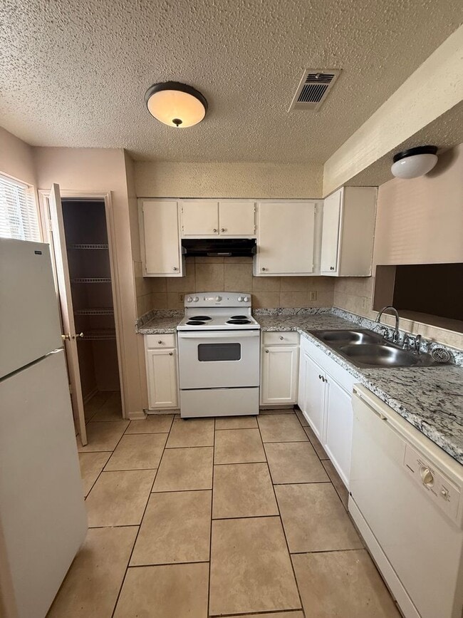 Building Photo - 2 bedroom 2 bath town home in a gated community