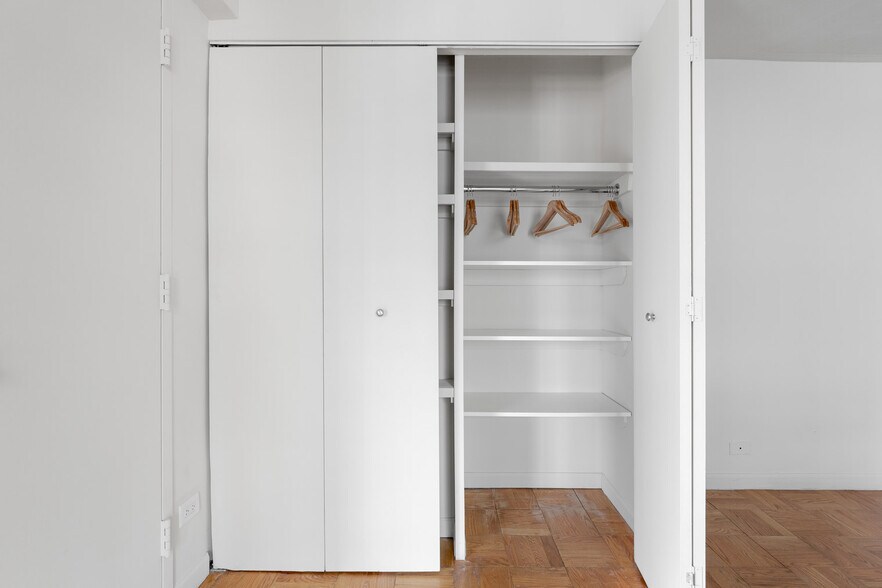 Building Photo - 300 E 51st St