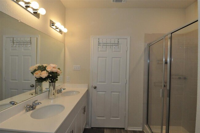 Building Photo - 1717 T H Johnson Dr